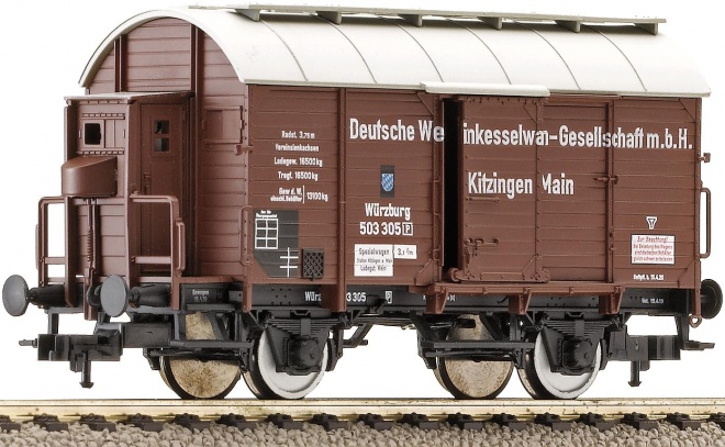Box car with integrated tanks for wine transport with brakemans cabin<br /><a href='images/pictures/Fleischmann/545502_rgb.jpg' target='_blank'>Full size image</a>
